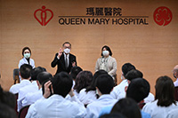 Secretary for Health visits Queen Mary Hospital (with photos)