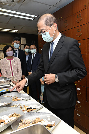 醫務衞生局局長到訪葵青區中醫診所暨教研中心（附圖）