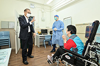 醫衞局局長視察葵青區為有特殊需要人士提供的牙科服務（附圖）