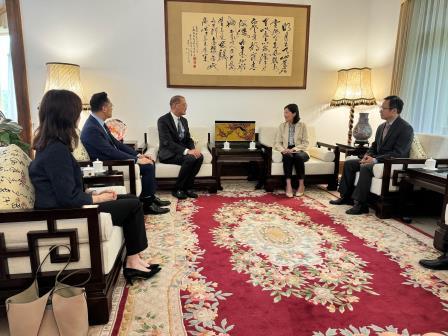 Secretary for Health's delegation continues visit in Switzerland (with photos)