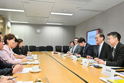 医务卫生局局长与深圳市发展和改革委员会主任会面（附图）