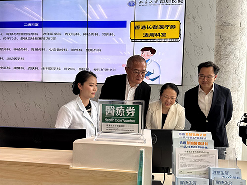 Secretary for Health inspects first-day operational arrangements at pilot medical institutions under Elderly Health Care Voucher Greater Bay Area Pilot Scheme (with photos)