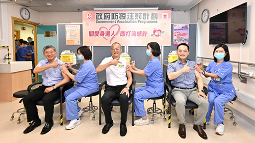 Secretary for Health receives vaccinations against seasonal influenza and COVID-19 (with photos)