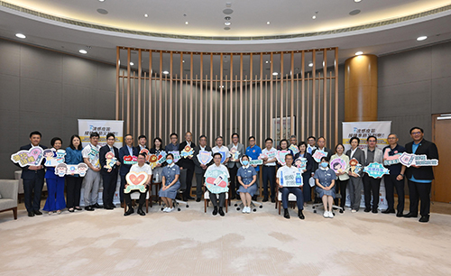 CE and Principal Officials receive seasonal influenza and COVID-19 vaccines (with photos)