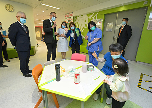医务卫生局局长到访香港儿童医院（附图）