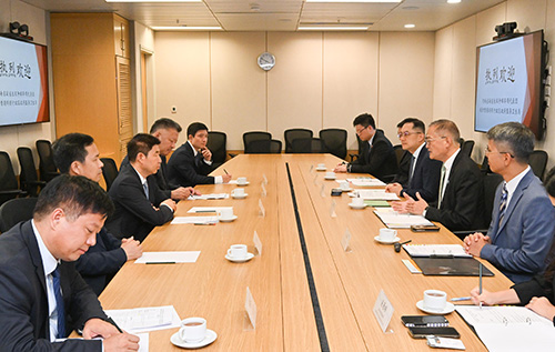 Secretary for Health meets with Vice Governor of Henan Province and both witness signing of MOU on exchanges and co-operation in Chinese medicine between Henan and Hong Kong